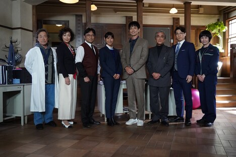 「刑事ゼロ」制作発表記者会見にて、左から武田鉄矢、財前直見、渡辺いっけい、瀧本美織、沢村一樹、寺島進、横山だいすけ、猫背椿。