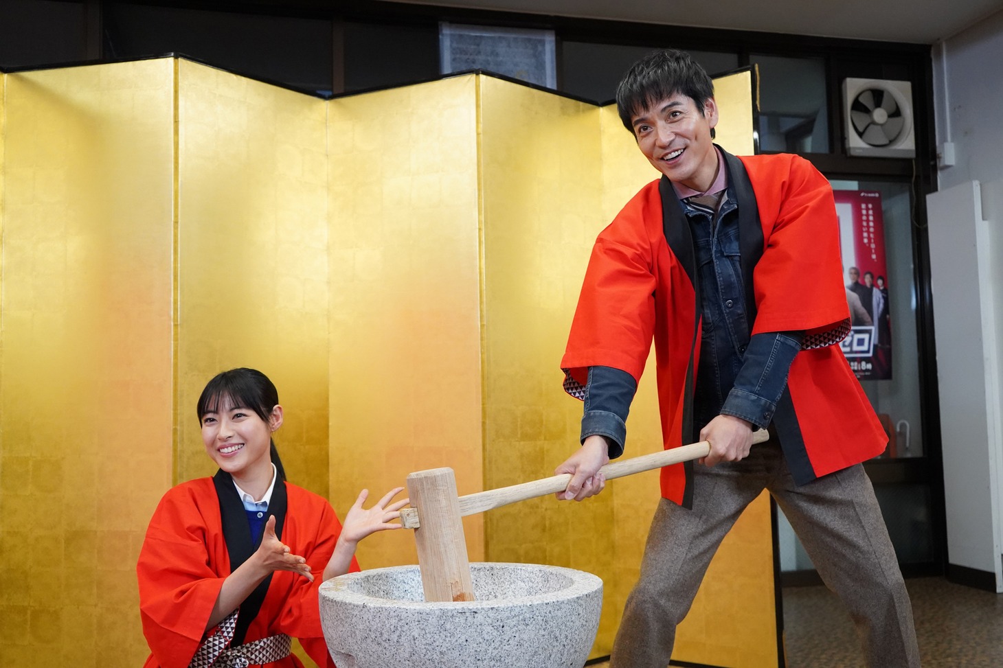 「刑事ゼロ」制作発表記者会見にて、餅つきを行う瀧本美織（左）と沢村一樹（右）。