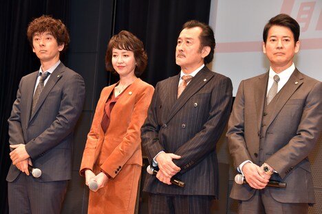 左から滝藤賢一、賀来千香子、吉田鋼太郎、唐沢寿明。