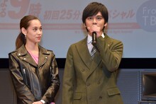 左から水原希子、北村匠海。