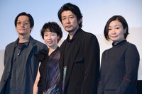 「赤い雪 Red Snow」完成披露試写会にて、左から井浦新、菜葉菜、永瀬正敏、甲斐さやか。