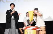 「こんな夜更けにバナナかよ 愛しき実話」大ヒット記念舞台挨拶の様子。