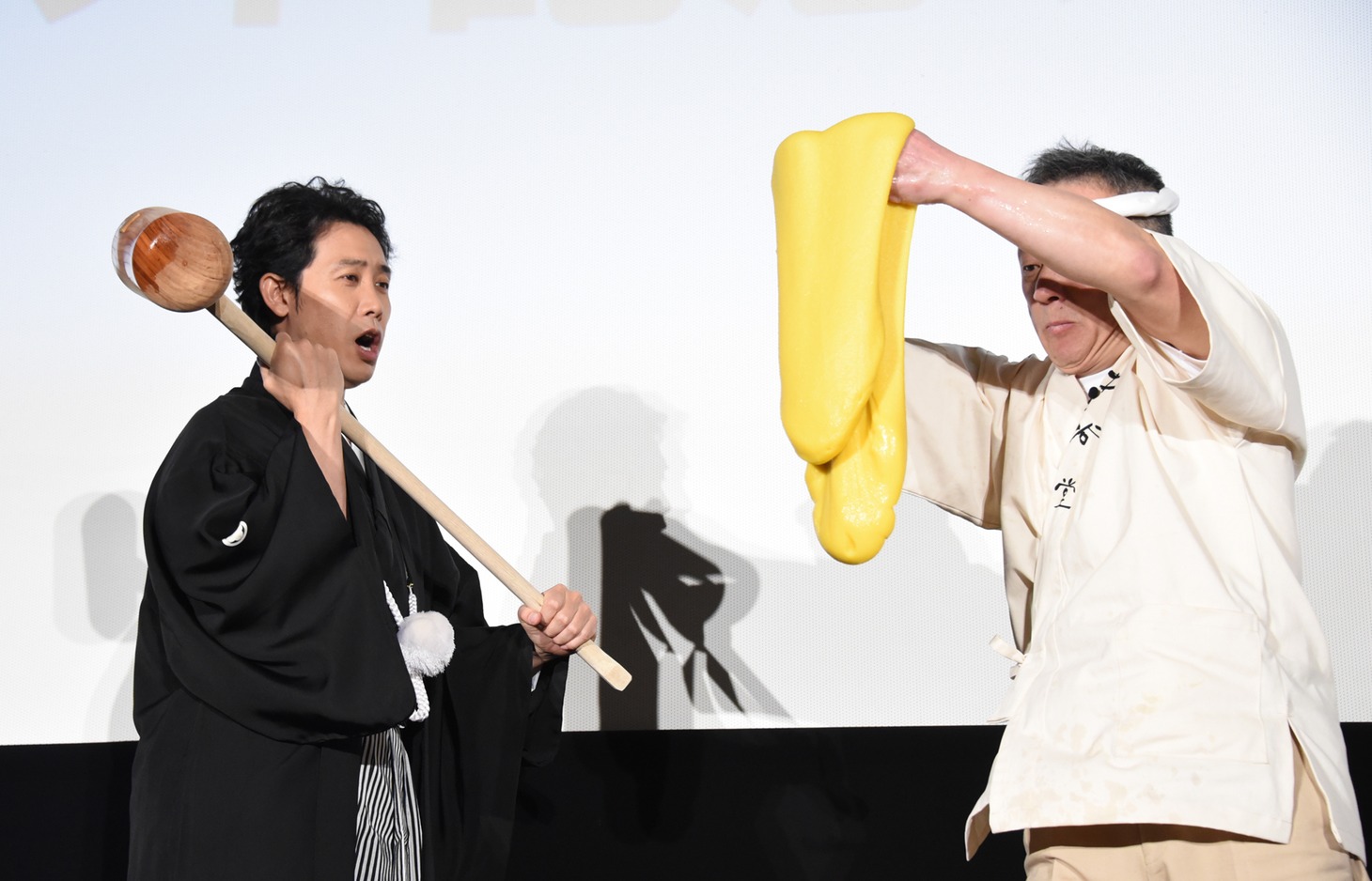 黄色いバナナ味の餅に開いた口が塞がらない大泉洋（左）。