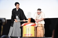 餅をつく大泉洋（左）。