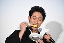 バナナ味の餅を実食する大泉洋。