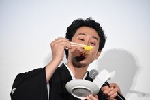 バナナ味の餅を箸で伸ばす大泉洋。