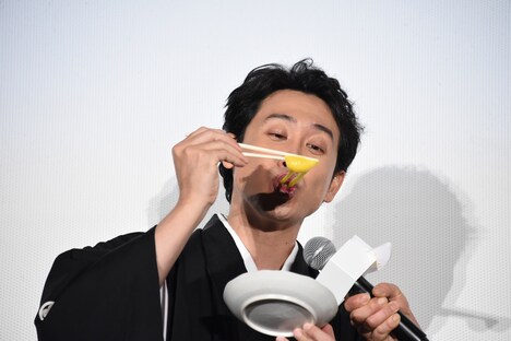 バナナ味の餅を箸で伸ばす大泉洋。