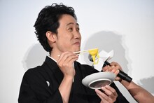 バナナ味の餅に苦い表情を見せる大泉洋。