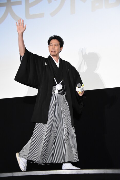 袴姿で登場した大泉洋。