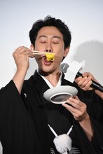 餅が唇に付かないように、高速で唇を動かす大泉洋。