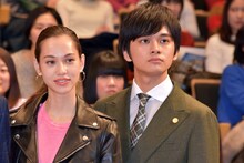 左から水原希子、北村匠海。