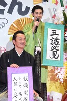 自分の見せ場をアピールする戸塚純貴（奥）。