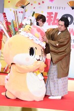 ゆるキャラ・ちぃたん☆の頭上にカメちゃんを乗せようとする城田優（中央）、小手伸也（右）。