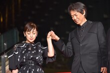 斉藤由貴（左）をエスコートする時任三郎（右）。