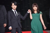 有村架純（右）をエスコートする神木隆之介（左）。