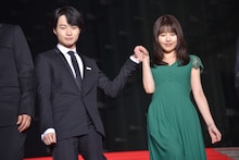 有村架純（右）をエスコートする神木隆之介（左）。