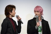 横浜流星（右）を「愛の伝道師だね」と称賛する中村倫也（左）。