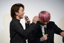 横浜流星（右）の髪の毛を心配する中村倫也（左）。