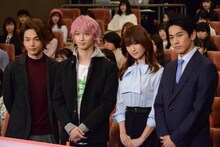 ドラマ「初めて恋をした日に読む話」試写会の様子。左から中村倫也、横浜流星、深田恭子、永山絢斗。