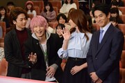 横浜流星（左から2番目）をくすぐって笑わせる中村倫也（左）。