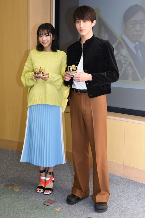 左から武田玲奈、杉野遥亮。