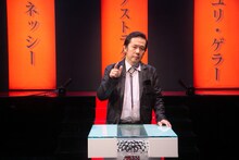 ユリ・ゲラーのプレゼンテーションを担当する山口敏太郎。