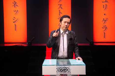 ユリ・ゲラーのプレゼンテーションを担当する山口敏太郎。