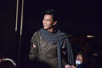 客席通路を通って登壇した渡邊圭祐。