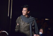 客席通路を通って登壇した渡邊圭祐。