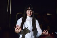 客席通路を通って登壇した大幡しえり。