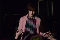 客席通路を通って登壇した奥野壮。