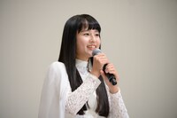 「みーんなのアイドル、ツクたんだよ！」と挨拶する大幡しえり。