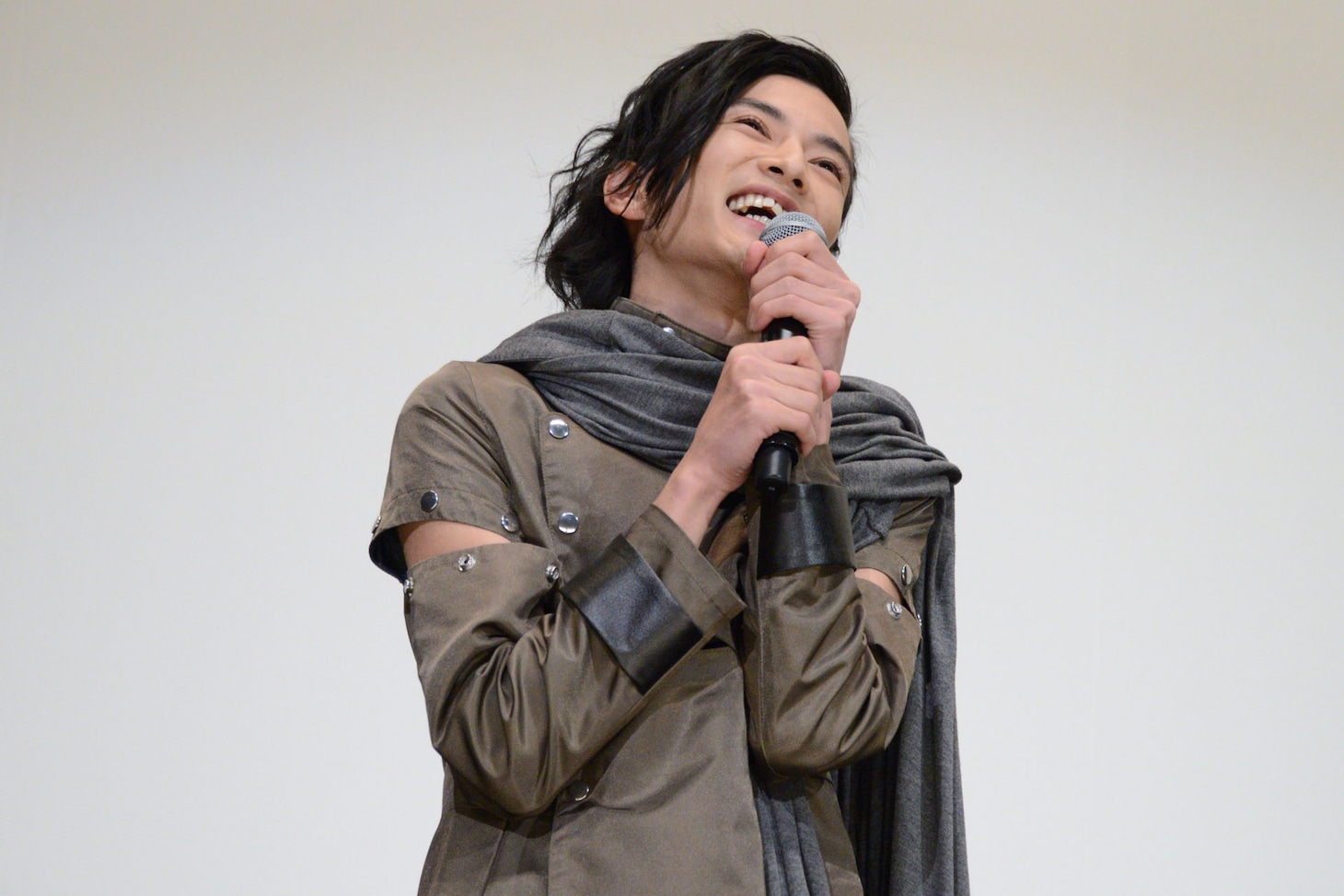 「みーんなの我が魔王、ウォズたんだよ！」と挨拶する渡邊圭祐。