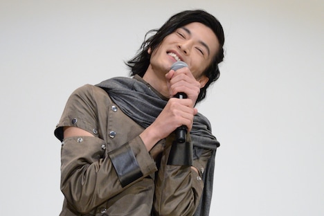 「みーんなの我が魔王、ウォズたんだよ!」と挨拶する渡邊圭祐。