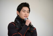 マイクを使わずに話したことを注意され、マイクをあごにつける押田岳。