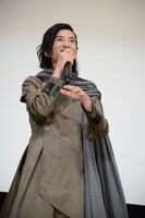 声を震わせて「我が魔王……！」とセリフを披露する渡邊圭祐。