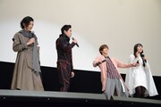 試写上映中に佐藤健の出演を知り、驚きのあまり無反応だったという大幡しえり(右端)を、「鎮座してた」と言ってからかうキャストたち。