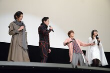 試写上映中に佐藤健の出演を知り、驚きのあまり無反応だったという大幡しえり（右端）を、「鎮座してた」と言ってからかうキャストたち。
