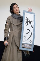 書き初めを披露する渡邊圭祐。