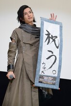 書き初めを披露する渡邊圭祐。