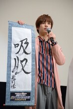 書き初めを披露する奥野壮。