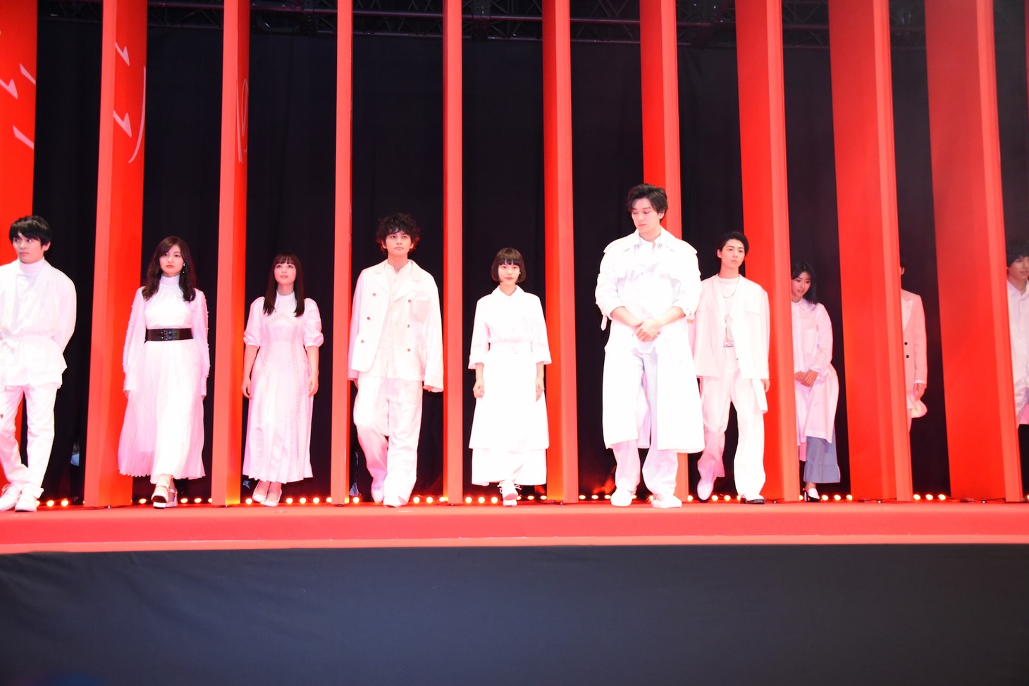 「十二人の死にたい子どもたち」の出演者がステージに登場した際の様子。