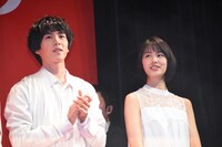 左から坂東龍汰、竹内愛紗。