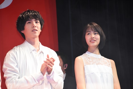 左から坂東龍汰、竹内愛紗。