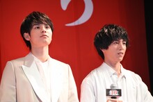 左から萩原利久、坂東龍汰。