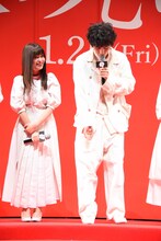 ソールが外れたときのことを再現する北村匠海（右）。