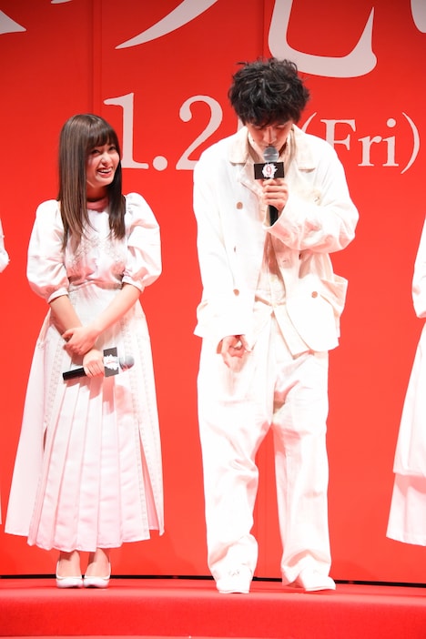 ソールが外れたときのことを再現する北村匠海(右)。