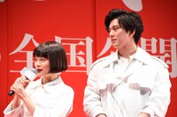 左から杉咲花、新田真剣佑。