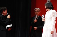 ステージを去ろうとする堤幸彦（中央）。