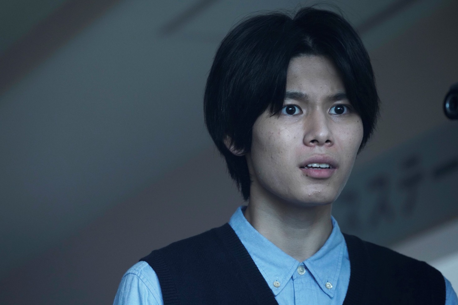 「十二人の死にたい子どもたち」より、萩原利久演じるタカヒロ。